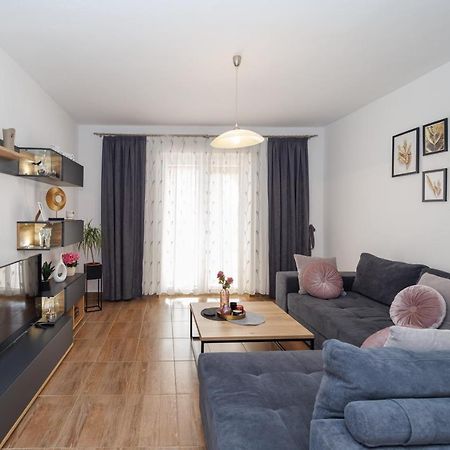Spacious And Modern App With Big Terrace Malinska Exterior photo