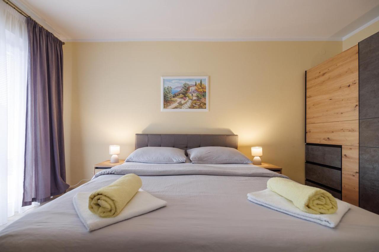 Spacious And Modern App With Big Terrace Malinska Exterior photo